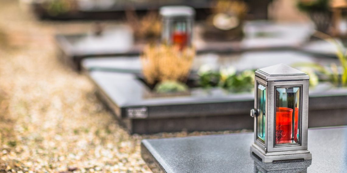 Gräber auf Friedhof mit Grabkerze